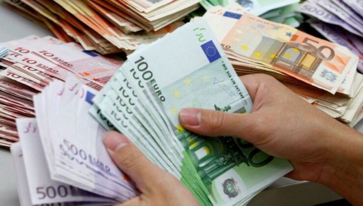 Versamento in contanti di 5.000 euro